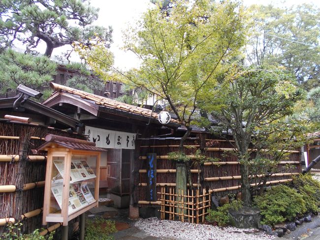 仕事帰りに、そのまま京都へ行ってきました。あいにくの大雨、いろいろと予定が狂ってしまって何だかなあといったところですが、まあ久しぶりに京都へ行くことができたので、良しとしましょう。<br /><br />次は晴れている日に、もっと身軽に行きたいと思います。<br />スーツケースが邪魔になるだろうと思って、通勤に使っているバッグひとつで京都に行ったため、そもそもバッグが重ため。そこにビールが入ったり、お弁当が入ったり、傘があったり、何やかんやと荷物が増えて、雨のなかではちょっとシビアな荷物事情となりました。<br /><br />もともと荷物は少ないほう。グアム出張も、たぶん出張でなければ、バッグひとつで行けるくらいの少荷物派なのですが…。まあスーツケースはなくても良かったのだけれど、やっぱり傘は邪魔ですね。<br /><br />しかも3日目は晴れて30度近くまで気温があがったので、傘がよけいに浮いて見えたことと思います。<br /><br />次はいつ京都に行けるかな～♪