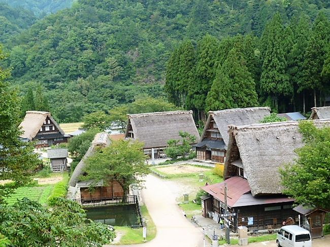 　[高岡大仏]を参拝したいと(奈良,鎌倉,高岡は日本三大大仏？)、始めて富山県に行き高岡市を訪ねました。着いて直ぐ駅の観光案内所で`高岡の見所(大仏は承知ですが)``ドラえもん`の話を聞けましたが、なんと！ 富山県で`[世界遺産の五箇山合掌造り(相倉集落,菅沼集落)]` を教えてもらいました。　「今日は高岡大仏！ 明日は合掌造り集落！」<br />　高岡の3見所に行きました；高岡大仏/高岡城跡&amp;射水神社/瑞龍寺。特に 高岡の大仏様を参拝して穏やかなお顔が印象に!! 　あと、`前田利長公and ドラえもん(^^)`が目立ちました。(でも、どうして`世界遺産(の入り口)的な案内`が見渡せなったのでしょうか？　市の範囲外ですが,,)<br />　菅沼集落を観光しました；合掌造りの館々(=集落)が国道から見渡せますし、集落一軒一軒を訪ねました。　表玄関が集落道路沿いに向いていました(東西南北ではなく)、きっと集落優先してたのでしょうね(^o^)　帰りに地元の人に誘われて福光温泉に行きました。　<br />　親切な富山人に感謝します；観光案内所/タクシーの運転手/地元の人(with 軽トラック,,)。<br />　<br />　