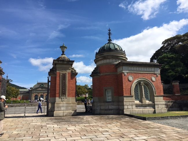 京都国立博物館　開館120周年記念の国宝特別展覧会に出かけました。全国から集めた国宝を４期に分けて、展示しています。<br />開催から間もない連休中日で、大勢の人が来館していました。２時間弱展示をみて、午後は京都駅周囲の、東寺、西本願寺、東本願寺を徒歩で回りました。季節が１か月戻った夏日陽気の暑い日でした。<br />タイトル写真は西の正門ですが、入場受付は七条通の南門になります。<br />また、入場列が長く周囲、東、北に延びて、最後尾は馬町近くとなっていました。門まで30分、さらに展覧室まで、30分かかりました。