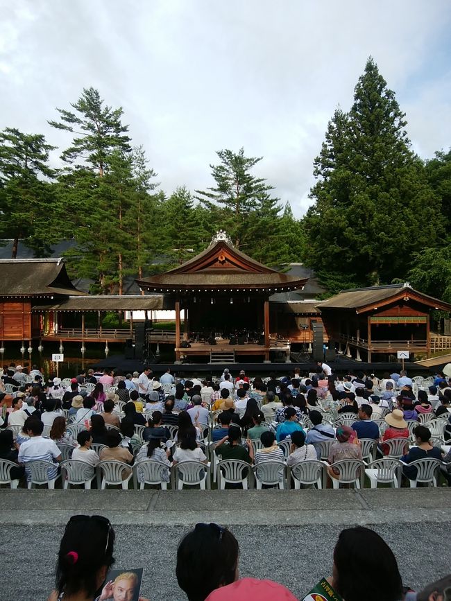 身曾岐神社、心身ともに清められ、落ち着く所です。<br />こんな所で、東儀秀樹&amp;古澤巌&amp;COBAの異色の組み合わせでコンサートです。<br />神社の雰囲気も相まって、本当に素晴らしい演奏でした。幻想的でした。<br />グルメは、山梨なのでワイナリーでの食事も最高でした。