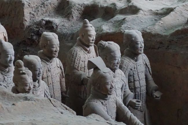 今回の旅の目的の兵馬俑。<br />始皇帝と兵馬俑という名前くらいしか知らない私だけど、一度は見てみたいと思っていた場所。<br />万里の長城といい兵馬俑といい、何でこんなに壮大なスケールでモノを造り出すことが出来るんだろう?<br />歴史と文化の深さを感じる体験でした。