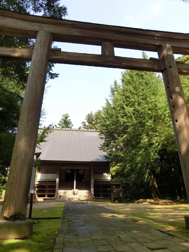 ◎鳥海山大物忌神社の概要<br />御祭神は倉稲魂命(うかのみたまのみこと)、豊受姫神(とようけびめのかみ)。<br />鳥海山をご神体と仰ぎ、農業をはじめ、衣食住の神様です。<br />神社の創建は欽明天皇25年(西暦564年)の御代。<br />鳥海山の噴火や天変地異が起こると、朝廷から供物が捧げられ、それを鎮めるために祭礼が執り行われました。<br />本宮は鳥海山山頂にあり、麓に「口の宮」と呼ばれる里宮が吹浦(ふくら)と蕨岡(わらびおか)に鎮座。<br />出羽国一の宮で、延喜式内社では名神大社、近代社格制度のもとでは国幣中社、現在では神社本庁の別表神社に列せられております。<br />◎2日目の行程<br />8時すぎに旅館をチェックアウトし、酒田駅まで向かう途中に、浄福寺の唐門と海晏寺(かいあんじ)三重の塔を見学しました。<br />酒田から羽越本線で遊佐に向かい、そこから予約しておいたタクシーで、大物忌神社蕨岡口の宮、永泉寺、丸池様、大物忌神社吹浦口の宮を見学し、遊佐駅に戻ってきました。<br />遊佐駅内にあるカレー店で昼食をとったのち、そこから、羽越本線、陸羽西線、陸羽東線、東北本線でひたすら一ノ関に帰るわけですが、途中「とある観光列車」に乗ってきました。<br /><br />