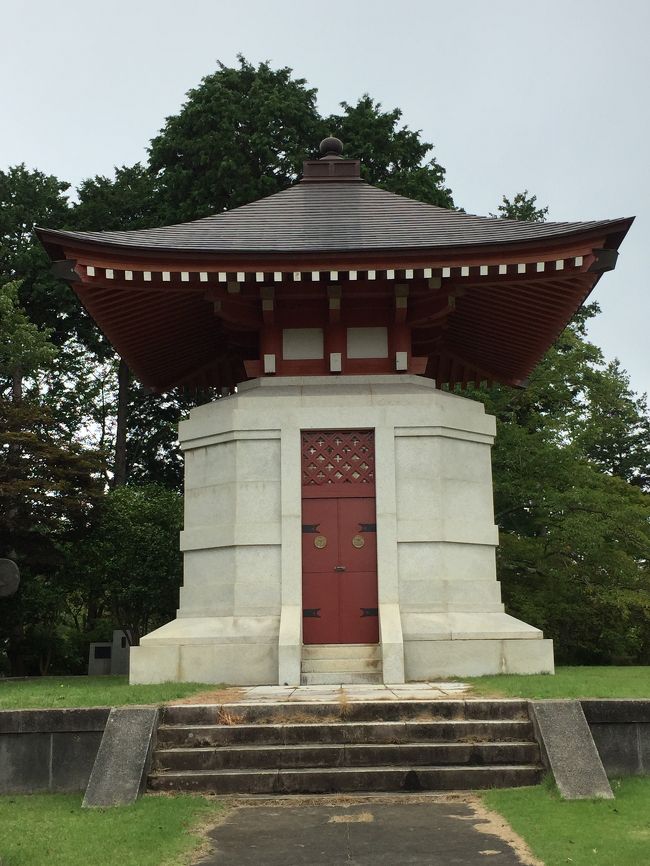 義公廟<br /><br />今訪れた　久昌寺の直ぐ裏山に<br /><br />徳川光圀公をの遺徳を忍んで建立された「義公廟」がありました。<br /><br />事前に調べて行かなかったのですが、地図を見ていて発見!<br /><br />これは　折角近くまで来たのだから!と　<br /><br />長い　長い階段を登って参りました。<br /><br />ちょいと　キツイです。　階段　また　階段と続きます。<br /><br />★ 廟の中には、光圀公が生母の菩提を弔うために、<br /><br />法華教1部10巻8万3900字あまりを書き写した桧板30枚を納める宝塔、光圀公が集めた明版一切経が収蔵されています。<br /><br />はあ～(;´∀｀)　きつかったあ!<br /><br />施錠がされているので、これと言って見て回る物は<br />ありませんが、久昌寺さんを　訪れたら　折角ですから　寄ってみてくださいねっ。<br />