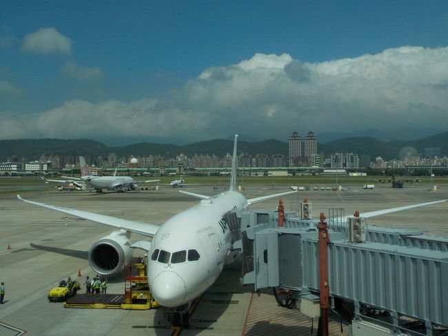 こんにちは。今回は、台湾台北に行ってきました。<br /><br />エアーは、ＪＧＣ会員なもので、もちろん日本航空。<br />貯まっていたマイルを有効活用して、ビジネスクラスをアップグレード予約しました。<br /><br />本編は、ＪＡＬのビジネスクラス（往復）の搭乗記です。<br />興味がありましたら、旅行本編「はじめての台湾一人旅①～④」もご覧ください。<br /><br />【行程】<br />10/6  羽田8:50→台北松山11:30 JL97便（ビジネスクラス）<br />         九分・士林夜市・京鼎楼（食事）<br />10/7  指南宮・猫空・台北市立動物園・台北101・鼎泰豊（食事）・<br />         中正紀念堂・マッサージ・金峰魯肉飯（食事）<br />10/8  台北大橋・迪化街・台北駅・龍山寺・福州元祖胡椒餅（食事）・<br />         マッサージ・明月湯包（食事）・西門町<br />10/9  台北桃園12:50→成田17:10 JL804便（ビジネスクラス）<br /><br />宿泊：アンバサダーホテル台北  エグゼクティブルーム<br />