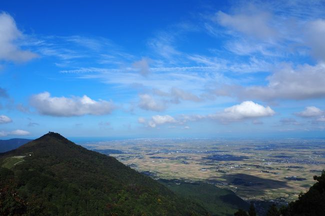 以前から訪れたかった弥彦神社と弥彦山(標高634メートル)に行ってきました。<br />県境の2000メートル級の山々に比べると低いですが、越後平野にあるため目立つ山です。<br />弥彦神社の登山道を登り、帰りはロープウェイを利用しました。