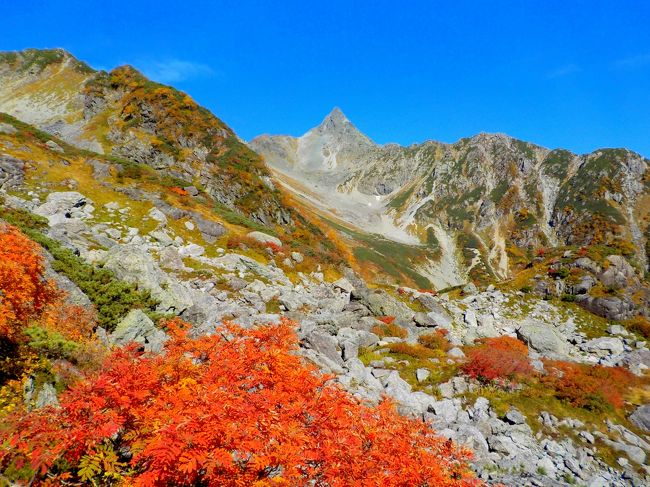 今回はいつも行く先輩とではなく、私と同時期ぐらいに山をやり始めた子と槍ヶ岳の紅葉目的でいってきました。<br />これがどんぴしゃ！<br />最高の天気と紅葉が重なり、大満足の山行になりました。<br />夏山が天気に恵まれなかっただけに、嬉しさも一入。<br /><br />来年は穂高縦走したいなぁ。<br /><br />〔前泊〕沢渡駐車場（23：46）〔仮眠〕<br />〔初日〕上高地（６時）～横尾山荘（7：45）～槍沢ロッジ（9：50）～<br />槍ヶ岳山荘（14：20）ひるね～槍ヶ岳登頂（16：40）～槍ヶ岳山荘 〔泊〕　<br />〔2日目〕槍ヶ岳山荘（6：20）～大喰岳～中岳（７時）～南岳～天狗池（９時）～槍沢ロッジ（10：50）～河童橋（14：20）～上高地バスターミナル<br />