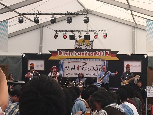 ドイツ、ミュンヘンで開催されているドイツビールの祭典が日本の各地でも開催されてますが、本場ミュンヘンと同時期に開催されていたのが、お台場オクトーバーフェスト♪<br /> <br />今回、台湾大好きな3人が、お台場に集結♪<br />TAKさん、はすのはなさん、YASUの3人です^_^<br /><br />実はこの3人<br />TAKさんが5月に、はすのはなさんが6月に、そして私が8月にリレーをするかのようにバトンを繋ぎそれぞれドイツへ渡航♪<br />ドイツの思い出を語りたいよね?の一言から、集まる事を計画して、みんなの日程がピッタリ合った10月9日(月)お台場でオクトーバーフェストが開催されていたので、ドイツの思い出を語るのに最高のイベントでした。<br /><br />そしてこの3人は台湾旅行で繋がった仲でもあり、二次会は台湾を感じられる所へ♪<br /><br />いいね!やコメントで繋がり、そして旅友さんとして集まって美味しい物を食べながら大好きな旅行について語り合う♪<br />ホント素晴らしい事だと思います^_^<br /><br />さあ~ 秋風が心地よいお台場<br />オクトーバーフェストinお台場<br />プチオフ会の様子をお伝えしたいと思います^_^