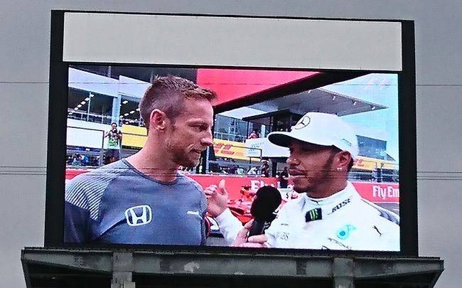 今年で4回目のF1日本グランプリ観戦!<br />60overの母を連れて行って来ました。<br />これまでは土曜日の予選から観戦していましたが、今回は金曜日からの参戦で3日間サーキットに通いました。<br />名古屋からとなると3日間の通いはキツかったです。。<br /><br />今年は応援するドライバーもチームも特に無く少し寂しくもありましたが、レース自体はとても楽しめました♪<br /><br />参考までに1名分の料金を載せます。<br />料金を抑えようと思えばもっともっと抑える事は出来るので「1回は観に行ってみたいなぁ」なんて思われている方は是非チャレンジしてみて下さい!<br />タイヤの焼けた匂いやピット付近ではピットクルーの働きも見られ、マシンの駆ける音も楽しめますよ。<br /><br />新幹線・ホテル代(名古屋マリオットアソシアホテル:2泊) …41,100円<br />観戦チケット代(アウトレットシート:3日間通し券/1枚)…31,900円<br />シャトルバス代(名古屋駅→鈴鹿サーキット:往復2日間/1名)…10,000円<br /><br />2015 F1 日本GP→https://4travel.jp/travelogue/11069504