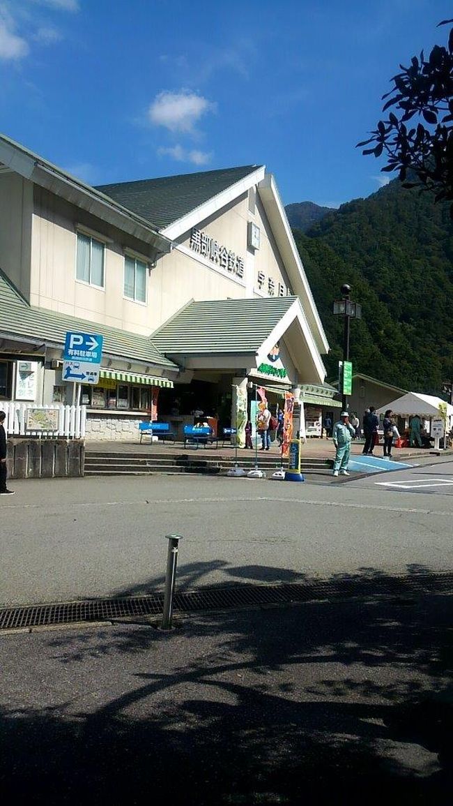 娘が「連休が取れたんだけど。」 ふ~ん。<br />「どこか行く?」 えー?どこに?<br />「北陸新幹線に乗ってみたい。」 普通の新幹線だよ。<br />「いいの!」<br /><br />というやり取りを経て、1泊2日で宇奈月温泉へ行ってきました。<br />「観光もせずにホテルに泊まってグータラするだけ。一体何しに行ってんの?!」な旅シリーズ追加かと思いきや、たまには観光っぽい事したいという娘の希望でトロッコ電車に乗りました。<br />宿泊ホテルは「延楽」です。
