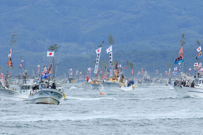 2017年にユネスコの世界文化遺産に登録された「神宿る島」宗像・沖ノ島と関連遺産群。<br />宗像大社沖津宮（沖ノ島・小屋島・御門柱・天狗岩）、宗像大社沖津宮遥拝所、宗像大社中津宮、宗像大社辺津宮、新原・奴山古墳群から構成されています。<br />宗像大社沖津宮は沖ノ島に、宗像大社沖津宮遥拝所・宗像大社中津宮は大島に、そして宗像大社辺津宮と新原・奴山古墳群は九州本土にあります。<br /><br />今回の旅の目的は、この世界遺産で行われる秋のお祭り「みあれ祭」見学が目的でした。<br />そして、沖ノ島は入島禁止の島で、当然行くことができませんので、大島と宗像大社辺津宮を巡ることに。<br /><br />「みあれ祭」は、毎年10月1日～3日の間に行われます。<br />特に、10月1日に行われる「海上神幸」が見ごたえもあり、お勧めです。<br />秋季大祭に先立ち、9月中旬に大島から御座船を仕立て沖ノ島の沖津宮に向かい、まず田心姫神の御神璽を大島の沖津宮までお迎えする神事が行われます。<br />そして、10月1日に大島の中津宮より神湊まで、沖津宮と中津宮の神興をお運びするのが海上神幸「みあれ祭」です。神湊では辺津宮の神興がお出迎えになり、一年に一度三宮の御神璽が揃われます。<br /><br />今回の海上神幸は200隻以上の船が並走し、迫力満点でした。<br /><br />行程は<br />1日目　自宅～国営海の中道海浜公園見学～玄海ロイヤルホテル【泊】<br />2日目　「みあれ祭海上神幸」見学～大島見学～玄海ロイヤルホテル【泊】<br />3日目　宮地嶽神社参拝～宗像大社辺津宮参拝・海の道むなかた館見学～道の駅むなかた～自宅<br /><br />以上のような行程で、マイカーで巡ってきました。<br />是非、2泊3日の旅ご覧ください。