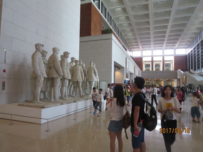 実質観光最終日の今日は骨董品街歩きと天安門広場に隣接している中国国家博物院見学を予定している。<br />