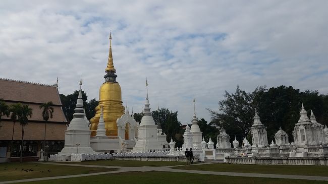 毎年恒例の年末年始のタイ旅行です。今回の旅の「お題」ですが、<br /><br />〈チェンマイ〉<br />　「前回行けなかったスポットのリベンジ」<br />　「ゲーンハンレー食べ比べ」<br /><br />〈バンコク〉<br />　「ＬＩＮＥ友達との再会と新規開拓」<br />　<br />です。ちなみに旅程と費用は以下のとおり。 <br /><br />■１２月３１日（日）～１月１日（月）<br />　大阪関空⇒クアラルンプール⇒タイドンムアン<br />　　往復２８，８６４円（エアアジア）<br />　タイドンムアン⇒チェンマイ　　　　　　　<br />　　往復　２，７５９Ｂ（エアアジア）<br /><br />□ＣＨホテル＠チェンマイ<br />【４泊５日】朝食無しツイン　<br /> 　　合計１３，４７４円（１泊３，３６９円）<br /><br />■１月５日（金）<br />　チェンマイ⇒タイドンムアン（エアアジア）<br /><br />□レトロ３９ホテル＠バンコク<br />【１泊２日】朝食無しダブル　<br />　　 合計１，８６３円（１泊１，８６３円）<br /><br />■１月６日（土）～１月７日（日）<br />　タイドンムアン⇒クアラルンプール⇒大阪関空（エアアジア）<br /><br />いつもの如く貧乏旅の記録メモですので、冗長なところもあると思いますが、お気楽にご覧ください。