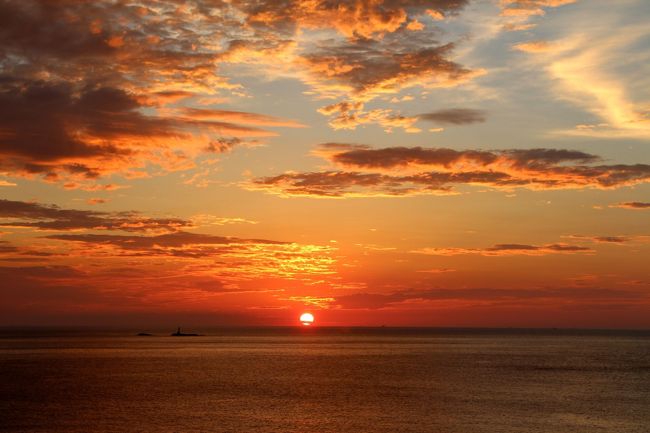 紀州旅行二日目<br />「ホテル浦島 日昇館」に宿泊!<br />那智勝浦温泉、洞窟風呂で有名な旅館、旅行社のツアーでは良く見かけます。那智勝浦までやって来たので、是非とも泊まって見たいと予約を入れました。<br />ホテル浦島には、「本館」「なぎさ館」「日昇館」「山上館」と建屋が分れています。<br />今回「日昇館」をセレクトしたプランでお世話になりました。<br /><br />ホテル浦島公式HP<br />http://www.hotelurashima.co.jp/<br /><br />*1日目旅行記(紀州の景勝地を行く!)<br />https://4travel.jp/travelogue/11283542<br />*1日目宿泊編(ホテル川久)<br />https://4travel.jp/travelogue/11285671<br />*2日目旅行記(アドベンチャーワールド)<br />https://4travel.jp/travelogue/11289699<br />