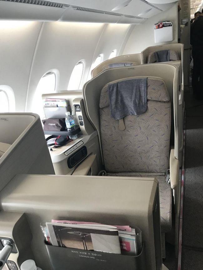 今回物凄く久しぶりに乗ったアシアナ航空の搭乗記。<br />アシアナのA380は初めて。<br />そしてアシアナのスタッガードのビジネスクラスシートも初めて。<br />フランクフルト発が午後7時過ぎなんで仕事が終わってから空港へ。<br /><br />僕の席はこの手前の8K、窓側席。