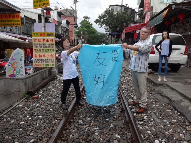 去年は台風の余波で、雨が、土砂降りだったけど、今年も雨にあたったわ。JALのマイルで行ったので格安旅行です。<br />新千歳~成田~桃園。往復マイル特典航空券。ホテルは、エクスペディアで台北駅近くオレンジホテルカイフォン<br />3泊25821円。十分でランタンあげ、動物園でパンダをみて猫空へ。上手く雨を避けて行くことができました。