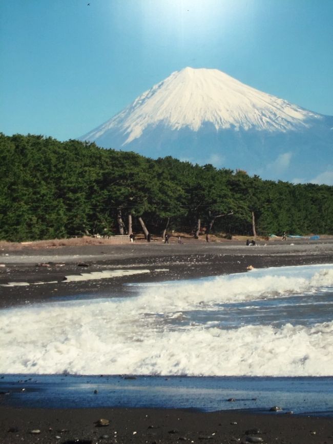 10月の連休天気が良いので富士山を見たくなりどうせなら三保の松原からと車で行ってみた。<br />ところがこの時期晴天にもかかわらず富士山付近には雲が多く三保の松原からは雲に隠れて見えませんでした。ポスターではこんな風に見えるようです。