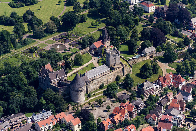 2016年ドイツの秋：ライン・モーゼル・アール・ミュンスターラントの旅<br />2016年10月14日（金）～10月28日（金）15日間<br /><br />第11日：196km <br />ヴィルキングヘーゲ城を出発し、今日はミュンスターラントの古城（水城）を巡る事とする。<br />Haus Rueschhausリュッシュハウス、Schloss Burgsteinfurtブルクシュタインフルト水城、Wasserburg Haus Welbergenハウス・ヴェルベルゲン水城、Burg Bentheimベントハイム城、<br />宿泊は何十年ぶりとなるIsselburg-Anholtイッセルブルク・アンホルトの古城ホテル　アンホルト城に2泊する。<br /><br />写真はBurg Bentheimベントハイム城・俯瞰