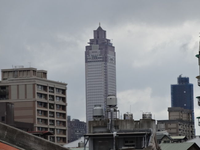 去年は台風の余波で、雨が、土砂降りだったけど、今年も雨にあたったわ。JALのマイルで行ったので格安旅行です。<br />新千歳~成田~桃園。往復マイル特典航空券。ホテルは、エクスペディアで台北駅近くオレンジホテルカイフォン<br />3泊25821円。十分でランタンあげ、動物園でパンダをみて猫空へ。上手く雨を避けて行くことができました。<br />空いてなくて見れなかった迪化街 、龍山寺や、夜市にも行けました。
