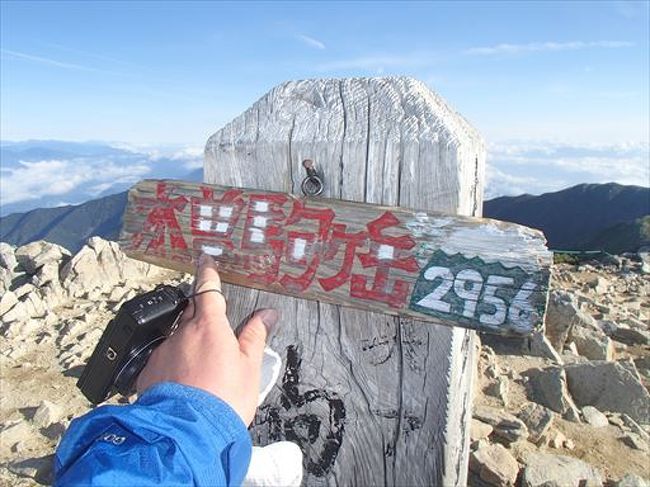 木曽駒ヶ岳は長野県宮田村にそびえる標高2,956mの山で、木曽山脈の最高峰です。日本百名山、新日本百名山、花の百名山に選定されています。<br /><br />行程：　千畳敷→乗越浄土→宝剣山荘→木曽駒ヶ岳→宝剣山荘→乗越浄土→千畳敷<br /><br />コースタイム：3時間55分<br />歩行距離　　：約3.9km<br />標高差	登り：471m、下り：471m<br /><br />2017年10月　43座目となる、空木岳（うつぎだけ、標高2,864m）<br />http://4travel.jp/travelogue/11291415<br /><br />2017年09月　42座目となる、御嶽山（おんたけさん、標高3,067m）<br />http://4travel.jp/travelogue/11288210/<br /><br />2017年09月　41座目となる、苗場山（なえばさん、標高2,145m）<br />http://4travel.jp/travelogue/11283460/<br /><br />2017年09月　40座目となる、笠ヶ岳（かさがたけ、標高2,898m）<br />http://4travel.jp/travelogue/11282825<br /><br />2017年09月　39座目となる、常念岳（じょうねんだけ、標高2,857m）<br />http://4travel.jp/travelogue/11280703<br /><br />2017年09月　38座目となる、鹿島槍ヶ岳（かしまやりがたけ、標高2,889m）<br />http://4travel.jp/travelogue/11277920<br /><br />2017年08月　37座目となる、旭岳（あさひだけ、標高2,291m）<br />http://4travel.jp/travelogue/11275828<br /><br />2017年08月　36座目となる、トムラウシ山（標高2,141m）<br />http://4travel.jp/travelogue/11275826<br /><br />2017年08月　35座目となる、十勝岳（とかちたけ、標高2,077m）<br />http://4travel.jp/travelogue/11274547<br /><br />2017年08月　34座目となる、奥穂高岳（やりがたけ、標高3,190m）<br />http://4travel.jp/travelogue/11270711<br /><br />2017年08月　33座目となる、槍ヶ岳（やりがたけ、標高3,180m）<br />http://4travel.jp/travelogue/11270481<br /><br />2017年07月　32座目となる、黒部五郎岳（くろべごろうだけ、標高2,840m）<br />http://4travel.jp/travelogue/11265789<br /><br />2017年07月　31座目となる、薬師岳（やくしだけ、標高2,926m）<br />http://4travel.jp/travelogue/11265788<br /><br />2017年07月　30座目となる、雲取山（くもとりやま、標高2,017m）<br />http://4travel.jp/travelogue/11265788<br /><br />2017年07月　28,29座目となる、大菩薩嶺（だいぼさつれい、標高2,057m）、金峰山（きんぷさん、標高2,599ｍ）<br />http://4travel.jp/travelogue/11259193<br /><br />2017年07月　27座目となる、草津白根山（くさつしらねさん、標高2,150m）<br />http://4travel.jp/travelogue/11257318<br /><br />2017年06月　26座目となる、美ヶ原（うつくしがはら、標高2,034m）<br />http://4travel.jp/travelogue/11257316<br /><br />2017年06月　24,25座目となる、蓼科山（たてしなやま、標高2,531m）、霧ヶ峰（きりがみね、標高1,925m）<br />http://4travel.jp/travelogue/11257315<br /><br />2017年06月　23座目となる、筑波山（つくばさん、標高877m）<br />http://4travel.jp/travelogue/11253094<br /><br />2016年10月　22座目は、恵那山（えなさん、標高2,191m）<br />http://4travel.jp/travelogue/11183220<br /><br />2016年10月　21座目は、甲斐駒ヶ岳（かいこまがたけ、標高2,967m）<br />http://4travel.jp/travelogue/11182789<br /><br />2016年10月　20座目は、仙丈ヶ岳（せんじょうがたけ、標高3,033）<br />http://4travel.jp/travelogue/11178121<br /><br />2016年10月　19座目は、雨飾山（あまかざりやま、標高1,963.2m）<br />http://4travel.jp/travelogue/11178121<br /><br />2016年9月　17,18座目は、鷲羽岳（わしばだけ）,水晶岳（すいしょうだけ）<br />http://4travel.jp/travelogue/11171410<br /><br />2016年9月　16座目は、四阿山（あずまやさん、標高2,354m）<br />http://4travel.jp/travelogue/11168287<br /><br />2016年9月　15座目は、火打山（ひうちやま、標高2,462m）<br />http://4travel.jp/travelogue/11165831<br /><br />2016年8月　14座目は、高妻山（たかつまやま、標高2,353m）<br />http://4travel.jp/travelogue/11161030<br /><br />2016年8月　13座目は、五竜岳（ごりゅうだけ、標高2,814m）<br />http://4travel.jp/travelogue/11159077<br /><br />2016年7月　12座目は、乗鞍岳（のりくらだけ、標高3,026m）<br />http://4travel.jp/travelogue/11154135<br /><br />2016年7月　11座目は、焼岳（やけだけ、標高2,455m）<br />http://4travel.jp/travelogue/11154013<br /><br />2016年6月　10座目は、妙高山（みょうこうさん、標高2,454m）<br />http://4travel.jp/travelogue/11143739<br /><br />2016年6月　9座目は、白馬岳（しろうまだけ、標高2,932m）<br />http://4travel.jp/travelogue/11143779<br /><br />2015年10月　8座目は、荒島岳（あらしまだけ、標高1,523m）<br />http://4travel.jp/travelogue/11070977<br /><br />2015年9月　7座目は、大峰山（おおみねさん、標高1,719m）<br />http://4travel.jp/travelogue/11055957<br /><br />2015年9月　6座目は、大台ヶ原山（おおだいがはらやま、標高1,695m）<br />http://4travel.jp/travelogue/11055439<br /><br />2015年5月　5座目は、伊吹山（いぶきやま、標高1,377m）<br />http://4travel.jp/travelogue/11014913<br /><br />2014年5月　4座目は、石鎚山（いしづちやま、標高1,982m）<br />http://4travel.jp/travelogue/10893518<br /><br />2013年9月　3座目は、剣山（つるぎさん、標高1,955m）<br />http://4travel.jp/travelogue/11056311<br /><br />2013年8月　2座目は、大山（だいせん、標高1,729m）<br />http://4travel.jp/travelogue/11056306<br /><br />2008年7月　1座目は、富士山（ふじさん、標高3,776m）<br />http://4travel.jp/travelogue/10263565<br /><br />