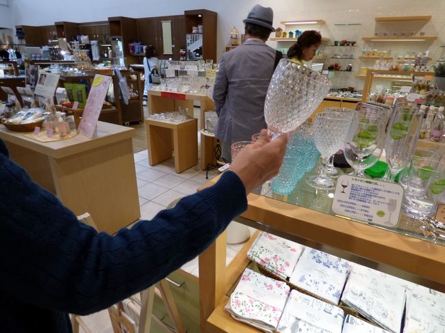 箱根ラリック美術館のカフェ・レストランLYS(リス)で、満足なモーニングセットを楽しんだ後は、お向かいのショップ パサージュを訪ねます。<br /><br />かなり大きなショップ パサージュは、品数豊富で珍しい物も多いですが、結構なお値段がするものが多く、見るだけで終わりました。<br />