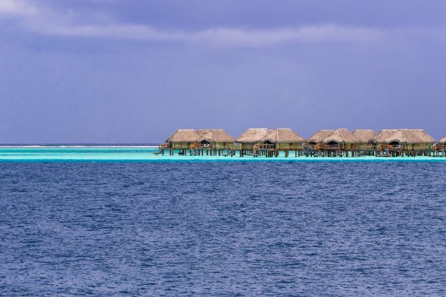 世界の島巡りで仏領ポリネシアのボラボラ島、最高のビーチで沢山の写真を取りました。<br /><br />ボラボラ島は、美しく無限とも思えるブルーラグーンのグラデーションと、そこに映える神々しいオテマヌ山の景色から「太平洋の真珠」と称さていて、その美しさは例えようがありません、美しく澄んだ海に浮かぶ船は、空中に浮いているように見え、マンタが泳ぐその光景に感動します。<br /><br />世界の風景を紹介するマイHP70カ国の世界遺産や美しい風景を掲載してます。<br />http://www.zenpakusan.com/