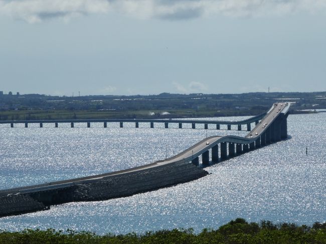 宮古島から隣の島に、エメラルドグリーンの海の上に架かる橋が美しいと聞いて、ドライブがしたくて訪れました。<br />想像していたよりも遙かに海の色はそれぞれに鮮やかで、橋は高低差があり、海と橋のコントラストがとても素晴らしかったです。<br /><br />それなのにカメラの操作を間違って車内で撮影した物全てが暗くなってしまい残念ながら旅行記には載せられません(&gt;_&lt;)。