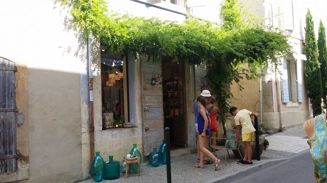 サイクルロードレース観戦をしながら旅をしています。<br />ここではフランス最も美しい村100選の一つルールマランに行きました。<br />おしゃれな街でどこをとっても絵になります。<br />時間がゆったり流れカフェでくつろいだり路地裏歩きが楽しい街です。<br />