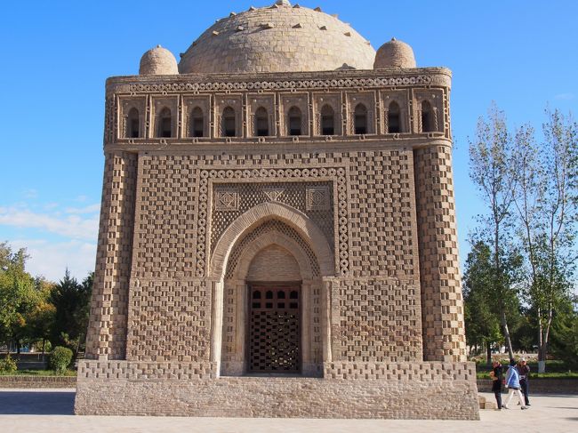 中央アジアでイスラム教の文化の中心地として栄えた街です。<br />多くのモスク、メドレセ、廟があり、<br />いずれも美しい建築物で見どころが多いです。