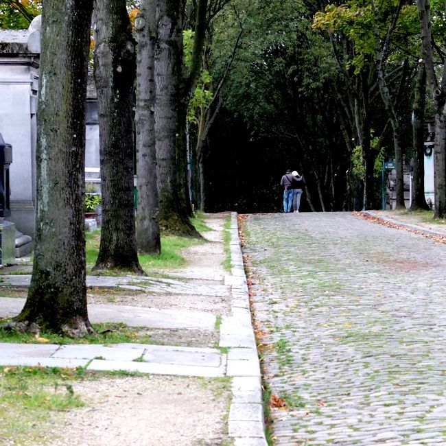 私、フランスで政府公認ガイドをしております。<br /><br />ペール・ラシェーズ墓地は数多くの有名人の墓＆美しい公園という景観から「無料の美術館」なとど形容されることもあり、毎年３５０万人の入場者を記録しています。場所は歩きやすい住宅地である20区（市内中心地から4キロ）に位置しアクセスもいいです。<br /><br />フランス人ガイドの知人たちにはペール・ラシェーズ墓地ツアーなどを行う程詳しい人達も少なくなく、ガイドとしてこのまま墓地を避け続けて生きていくのはやばいのかもと思い！散歩してみました。今まで何度か行った事はあるものの、毎回迷子になる始末。あまりに広大（４４ha）ですからね。。。<br />昼14時からる18時までしっかり歩いてみましたが。。。。今回も迷子に笑<br /><br />ペール・ラシェーズ墓地には外国人のお墓もたくさんあります。そういうお墓を見学していくうちに、私がこのまま独身状態で家族もなく死んだら体はどこに行くのだろうという疑問を持ちました。せっかくなので死んだ際のパリの墓&amp;埋葬事情を調べてブログにしてみました。是非ご覧下さい。<br />↓↓↓↓↓↓↓↓↓↓↓↓↓↓↓↓↓↓↓↓<br />https://parisfranceguide.wordpress.com/2017/10/16/%e3%83%9a%e3%83%bc%e3%83%ab%e3%83%bb%e3%83%a9%e3%82%b7%e3%82%a7%e3%83%bc%e3%82%ba%e5%a2%93%e5%9c%b0%e3%82%92%e6%ad%a9%e3%81%8f-walk-in-pere-lachaise-cemetary/