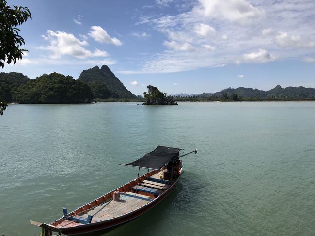 例年10月は、休暇が取れない時期。<br />今年は特別に休みが取れたので、タイへ行くことにしました。<br /><br />ただし、2017年10月は、前国王が亡くなってから1周忌に当たります。<br />命日の10月13日から葬儀が終わる29日まで、さまざまな行事があり、禁酒日を避けて日程を組みました。<br />・10月13日　ラーマ9世記念日<br />・10月23日　ラーマ5世記念日<br />・10月25日ー29日　葬儀<br />・その他　葬儀の予行演習<br /><br />■日程 2017.10.18ー10.23<br />1)10月18日 成田ーバンコク<br />2)10月19日 バンコクーナコーンシータマラート 　<br />3)10月20日<br />4)10月21日 <br />5)10月22日 ナコーンシータマラートーバンコク <br />6)10月23日 バンコクー成田<br /><br />■フライト<br />成田10:50ーバンコク15:20 TG641<br />バンコク08:50ーナコーンシータマラート10:00 SL782<br />ナコーンシータマラート10:40ーバンコク11:50 SL783<br />バンコク07:35ー成田15:45 TG676<br /><br />■費用<br />＜航空券＞<br />＊成田⇔バンコク 35,000マイル+5,330円(ANA)<br />＊バンコクーナコーンシータマラート(Lion Air)IDR402,900（約3,400円）<br />＊ナコーンシータマラートーバンコク(Lion Air)IDR461,700（約3,900円）<br /><br />＜ホテル＞<br />＊ミレニアムヒルトン 28,000ポイント/泊<br />＊カノーム・ゴールデン・ビーチホテル 10,368B(3泊・スイート)約35,000円<br />＊ロイヤルオーキッド・シェラトン 2,850B++/泊(デラックスリバービュー)<br /><br />＜タクシー＞<br />市内→カノムビーチ 2,000B<br />カノムビーチ→空港 1,500B