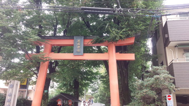 お洒落で海外の旅行者にも人気の街…神楽坂。<br />JRであれば飯田橋の駅からすぐのところにあります。<br />さほど広くない範囲に様々なお店が集中していて表通りも賑わっているし、裏通りは石畳でしっとりした雰囲気があります。<br />お洒落なカフェやワインバー、甘味処に老舗の日本料理店や蕎麦屋…散歩して見て回るととても楽しいです。<br />道の途中には毘沙門天、坂を上がった上には雰囲気のある赤城神社があります。