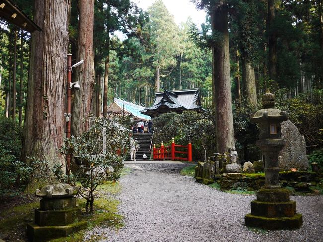 １０月の３連休最終日、天気も良かったので、<br />以前から行きたかった笠間市方面へドライブに出発。<br />前日に見つけた日立市の御岩神社、<br />木々に囲まれ素晴らしい神社でした。