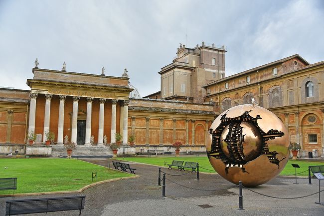 イタリア旅行12日間も終盤になり、残るはローマ観光最終日のみとなった。これまでの分と、この後の旅程は以下のようになっている。<br /><br />【個人】１日目：成田－コペンハーゲン－ミラノ、ミラノ泊<br />【個人】２日目：ミラノ－トリノ、トリノ観光、トリノ泊<br />【個人】３日目：トリノ－ジェノヴァ、ジェノヴァ観光、ジェノヴァ－ミラノ、ホテルでツアーに合流しミラノ泊<br />【ツアー】４日目：ミラノ観光、ミラノ－ヴェネツィア、ヴェネツィア泊<br />【ツアー】５日目：ヴェネツィア観光（ツアー）、ヴェネツィア観光（フリー）、ベネツィア泊<br />【ツアー】６日目：ヴェネツィア－フィレンツェ、フィレンツェ観光、フィレンツェ泊<br />【ツアー】７日目：フィレンツェ自由行動（午前、午後）、フィレンツェ泊<br />【ツアー】８日目：フィレンツェ－ローマ、ローマ観光、ローマ泊<br />【ツアー】９日目：ローマ自由行動（ティヴォリ観光＆ローマ観光（S.M.マッジョーレ大聖堂、ボルゲーゼ美術館））、ローマ泊<br />【個人】１０日目：★ローマ自由行動午前（ヴァチカン博物館＆サン・ピエトロ大聖堂）、自由行動午後（ナボーナ広場・パンテオン等）、ローマ泊<br />【個人】１１日目：ローマ－コペンハーゲン－成田<br />【個人】１２日目：帰国<br /><br />35年前の出張時に、ミラノ・ヴェネツィア・フィレンツェを訪れたことは既に書いてきたが、その時には最初にローマも訪れて半日観光しており、更にはその数年前にもヨーロッパ一周2週間の旅行で、一日ローマ観光を行っていた（この時は、2週間でロンドン・リスボン・マドリッド・ローマ・スイス・パリを周遊するという、今では考えられない盛り沢山ツアーだった）。<br /><br />従い、代表的なローマ名所の観光は3度目となるので、同じコースのみでは到底満足出来なくて、ローマ近郊の世界遺産も含む他の名所旧跡や美術館を訪れるために、1日のフリータイムに加えて帰国延長しての観光1日の合計2日間のローマでの自由行動（9・10日目）の設定となった（★が今回の内容）。<br /><br />第13回目は、最終日10日目の自由行動（個人旅行）午前の【世】ヴァチカン市国観光の模様となり、訪れたのは下記のところであった。<br /><br />■ヴァチカン博物館（朝食付き早朝鑑賞）<br />■サン・ピエトロ大聖堂<br />