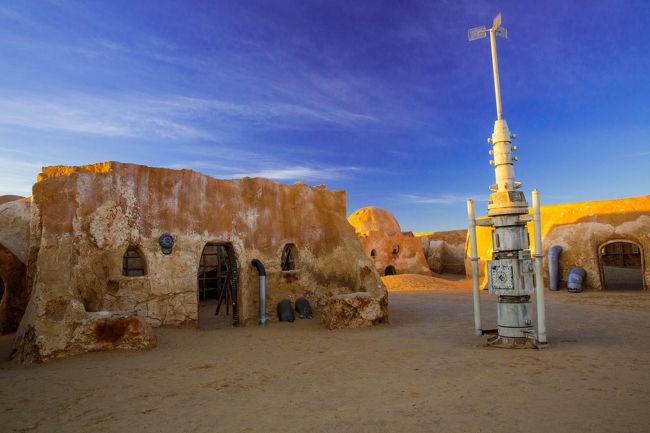 チュニジアのドゥーズ映画「スターウォーズ」のロケ地撮影してきました。<br /><br /><br />映画「スター・ウォーズ エピソードＩ/ファントム・メナス」で登場したモス・エスパは、砂漠の中に存在する宇宙都市です。若き日のアナキン・スカイウォーカーがモス・エスパ大競技場で参加したポッドレースは、同作品の大きな見せ場として印象的でした。モス・エスパは、チュニジアのオアシス都市トズールに1997年建設され、約1ヘクタールの敷地に20個の建物が並んでいます。<br /><br />写真集は下記アドレスを御覧ください。<br />http://zenpakusan.com/k/af/1/index.html