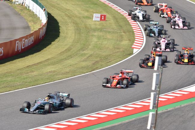 今年もF1 日本GPを見に行ってきました。<br />今年はカナダGP、シンガポールGPに続いて3回目のF1観戦となります。<br />金曜日の午後の雨には参りましたが、日曜日は快晴で日に焼け、素晴らしいレースを見ることができました。<br />F1マシンの写真ばかり載せてもあまり面白くないと思うので、ここでは<br />人物中心の写真を載せたいと思います。