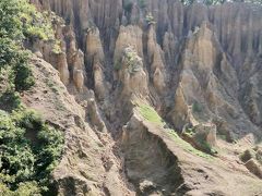 阿波の土柱　天然記念物の特異な景観　☆地元ガイドの説明を受け感銘