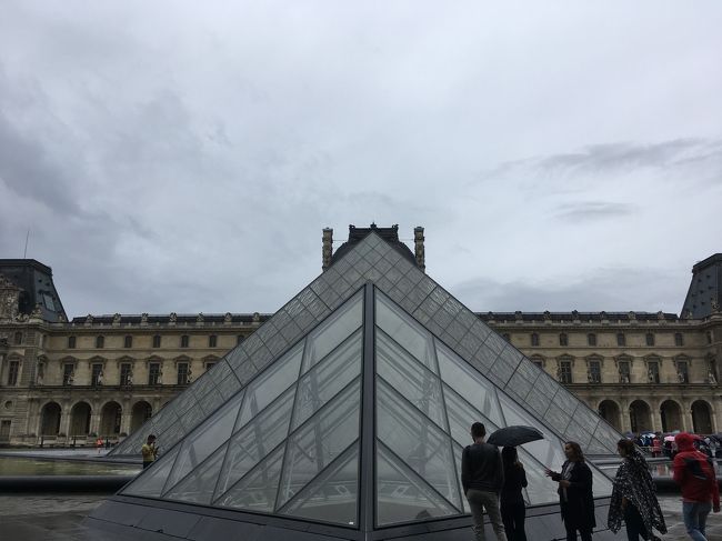 パリ3日目です。<br />芸術に興味がなくてもパリと言ったらルーブルですよね、って事で行ってきました。<br />芸術に興味のない私達ですが、ルーブルは楽しかった！！<br />またじっくり行ってみたいな、と初めて思った美術館です。