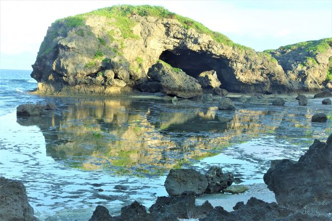 2017 10月11日～14日　夫婦で沖縄　恩納村・那覇　滞在<br />3泊4日の　沖縄です。　<br />10月11日～13日【恩納村 Thalassic Retreat 『Bio Terrace』2泊滞在 】<br />◆自然たっぷり「アダンの実」の成るジャングルをぬけると<br />誰もいないシークレットビーチ、海岸洞窟へ。<br />シーグラスやサンゴのかけら　ビーチコーミングを楽しむ。<br />◆夜はホタルに癒され　テラスで　バーボンウイスキー、泡盛。<br />◆2日目は古宇利島方面を観光。<br />◆ティーヌ浜  万座毛<br /><br />10月13日～14日【ダイワロイネットホテル那覇国際通り 宿泊 】<br />◆国際通り、やちむん通り　を散策。<br /><br />◎4トラ 友  ハワイ、沖縄、タイを数多く旅された方の<br />『Bio Terrace』滞在旅行記を見て、どうしても行きたいと<br />『Bio Terrace』へ、情報等　沢山いただきました。感謝。<br /><br /><br />