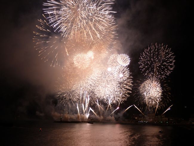 消化不良のバイキングの夕食を頂き、部屋で一杯飲っていると、熱海海上花火大会の時間が近づいてきます。<br /><br />そこでバルコニーに出ますが、なかなか始まらず、どうしたのかと訝り始めた頃、予定より少し遅れて打ち上げられます。<br />