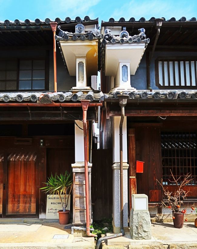 うだつの町並み<br />吉野川北岸の主要街道の撫養街道と讃岐への街道が交差する交通の要衝であり、さらに吉野川に面するため舟運の利用にも適した位置にあります。<br />この町並みは、脇城の城下町として成立し、藍の集散地として発展したものです。現在は明治時代頃のものを中心として江戸中期~昭和初期の85棟の伝統的建造物が建ち並んでおり、近世・近代の景観がそのまま残されています。<br />この町並みの大きな特徴は、町家の両端に本瓦葺きで漆喰塗りの「うだつ」が多くみられることであり、このことから「うだつの町並み」の通称で親しまれています。<br /> 重要伝統的建造物群保存地区<br />1988(昭和63)年12月16日、全国で28ヶ所目の選定<br />http://www.city.mima.lg.jp/kankou/kankouannai/miru/0002.html より引用<br /><br /> うだつ(卯建)<br />江戸時代の民家で、建物の両側に「卯」字形に張り出した小屋根付きの袖壁。<br />長屋建ての戸ごとの境にもうけたものもあり、装飾と防火を兼ねる。」(広辞苑 第六版) 当初は防火の目的で造られましたが、設置に多額の費用を要したことから装飾の意味が強くなり、次第に富や成功の証の象徴となっていきました。<br /> ことわざ“うだつが上がらない”<br /> 「出世ができない。身分がぱっとしない。 富裕の家でなければうだつを上げられなかったことから転じたといわれる。」(広辞苑 第六版)<br />