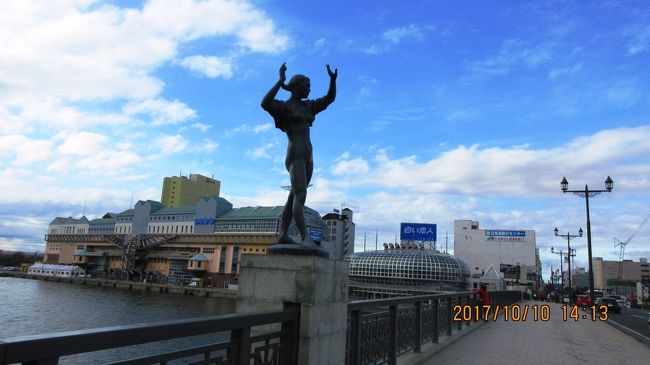 北海道の旅は今年で４回目になった。２月と4月、道南の函館と湯の川温泉、９月の道央・道南のドライブ旅、そして今回は「釧路プリンスホテル」のステイ旅です。たまたま旅行社の企画で気に入ったプログラムがありましたので出かけました。北海道の年間の旅は、過去に３回まではあったのですが４回とは・・・。<br />旅行会社の企画は・・・と言いますと、その①は旅行費(50,580円）です。往復航空費＋ホテル宿泊費（４泊５日＋1夕食・2朝食付き）＋レンタカーが1日orJR２日間のフリーパスのどちらかで、J Rのフリーパスをセレクトしました。車は好きで９月に３，８６０kmを走って来ましたのと、列車の旅をあまりしたことが無いのが理由です。が、結論は大失敗 ？ 。とても楽しかったと言いたいのですが、北海道は広い・・・。ローカルの公共交通はクタビレル。でも別の意味で楽しかった。写真で実績を解説します。<br /><br />表紙の写真は「釧路川」の「幣舞橋（めさまいばし）」橋上に立つ「道東四季の像・春夏秋冬」で「春」の像です。原田康子の小説「晩歌」のイメージ像とのこと。<br /><br />