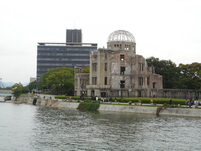 9月の連休を利用した1泊2日の広島旅。<br />相棒のトントンと共に初上陸です。<br />昨年長崎を旅行して以来、行きたかった広島。<br />平和な現代こそ忘れてはいけない戦争、原爆の遺跡である原爆ドームをスタートに、平和記念資料館、カープの本拠地マツダスタジアムでの野球観戦、広島城、大久野島でウサギとたわむれ、宮島へ。<br />行きたいところを詰め詰めにした、大満足の旅となりました。