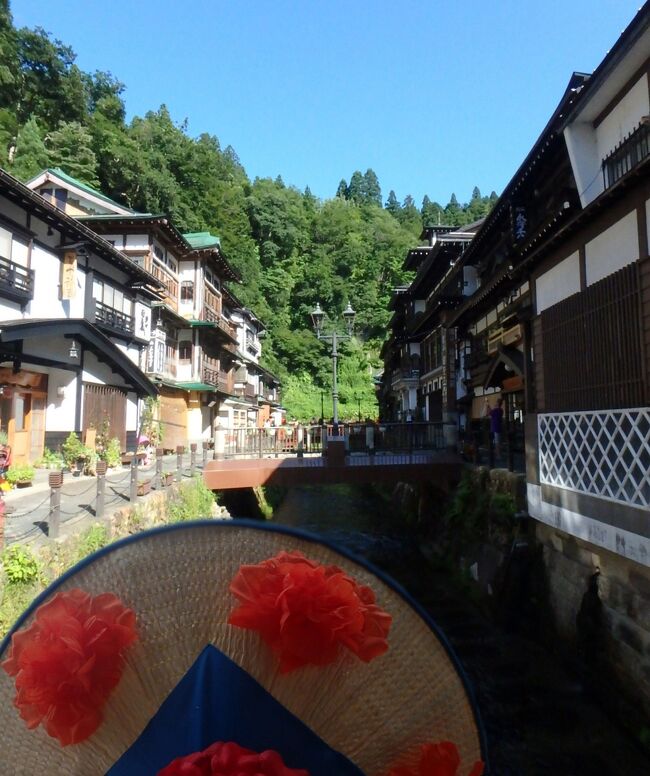 バリ島旅行記に時間を費やし過ぎて、すっかり時季外れとなりました。<br />８月末に母を連れて、山形の尾花沢花笠まつりと銀山温泉に行った旅行記です。