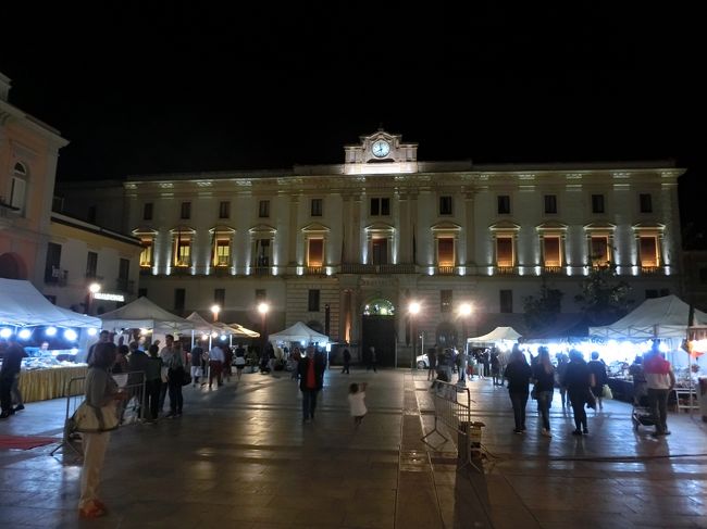 2011年「イタリアにおけるロンゴバルド人の支配地」が世界遺産に登録された。その中の遺跡のひとつチヴィダーレ・デル・フリウリのテンピエット（小神殿）に初めて行ったのは2014年。その美しさに感動し、ロンゴバルドに魅かれていった。<br />今年の５月には、ウンブリア、スポレートに近いクリトゥンノのテンピエット（小神殿）に行くことができた。<br />そして今回、モンテ・サンタンジェロ、ベネヴェントなどロンゴバルドに因んだ場所に行くことができた。<br />9/13東京発22:55パリ着4:30<br />9/14パリ発6:30ローマ着9:55<br />         ローマ発11:00バリ着11:26<br />9/15カステルメッツァーノ<br />９/16ポテンツァ<br />9/17モンテサンタンジェロ<br />9/18テルモリ<br />9/19カンポバッソ<br />9/20ベネヴェント<br />9/21カゼルタ<br />9/22ナポリ<br />9/23ナポリ発11:25　ローマ着12:20<br />　　ローマ発15:15　成田着10:30<br />＜ビトント・ルーヴォ・ディ・プーリア編＞<br />　　　　　　　　　　　　https://4travel.jp/travelogue/11286323<br />＜トラーニ・バーリ編＞https://4travel.jp/travelogue/11287591<br />＜カステルメッツァーノ編＞https://4travel.jp/travelogue/11289364<br />＜アチェレンツァ＞https://4travel.jp/travelogue/11291403