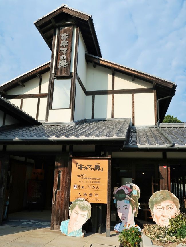 二十四の瞳映画村は香川県の小豆島にある映画と文学のテーマパーク。<br />1987年公開の映画「二十四の瞳」の小豆島ロケのオープンセットを活用した施設群である。<br />壺井栄の小説『二十四の瞳』は、1954年と1987年に映画化された。映画『二十四の瞳』では、物語の舞台を、原作にはない小豆島と設定し、ロケも同地で行われた。<br />このテーマパークは、田中裕子主演による1987年版「二十四の瞳」の映画撮影で使用された「岬の分教場」と、大正から昭和初期の民家、男先生の家、漁師の家、茶屋、土産物屋など14棟のオープンセットを公開している。<br />また、瀬戸内海に面する約1万m2の敷地内には、「二十四の瞳」原作者である小説家壺井栄を顕彰して設立された壺井栄文学館や、「二十四の瞳」を主に上映する「ギャラリー松竹座映画館」などの施設がある。2008年11月には、1950年代の邦画をテーマとする「キネマの庵」もオープンした。また、小豆島を舞台とした映画「八日目の蝉」の展示があり、監督賞のアカデミートロフィーや監督の台本・絵コンテ・撮影に使用した衣装等の展示もある。<br />旧苗羽小学校田浦分校(旧田浦尋常小学校)<br />1902年の開校から1972年の閉鎖まで70年間、村の小学校として使用された寄棟平屋建校舎(教員住宅を含む)で、映画村手前800mに現存する。映画村内の現在地にこの校舎のセット(複製)が建設されて「岬の分教場」として映画の主要な舞台になった。校舎内には当時の小学生の作品や机椅子、オルガンとともに、映画のロケで使用された小道具や数々の写真が展示されている。<br />壺井栄文学館<br />銅葺3棟の建物。内部に東京都中野区にある壺井栄の旧邸内部「いろりの間」、「応接の間」などを再現し、小説「二十四の瞳」の生原稿や生前の愛用品を展示する。(フリー百科事典『ウィキペディア(Wikipedia)』より引用)<br /><br />二十四の瞳映画村 については・・<br />http://24hitomi.or.jp/<br />