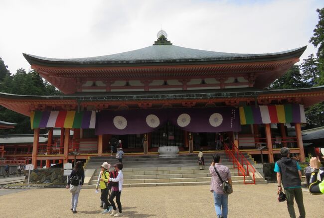 最澄が開創した比叡山のお寺は、日本の国を鎮め護る寺として朝廷から大きな期待をされ、桓武天皇時代の年号『延暦』を寺号に賜りました。延暦年間は、782年から806年まででした。(ウィキペディア)<br />