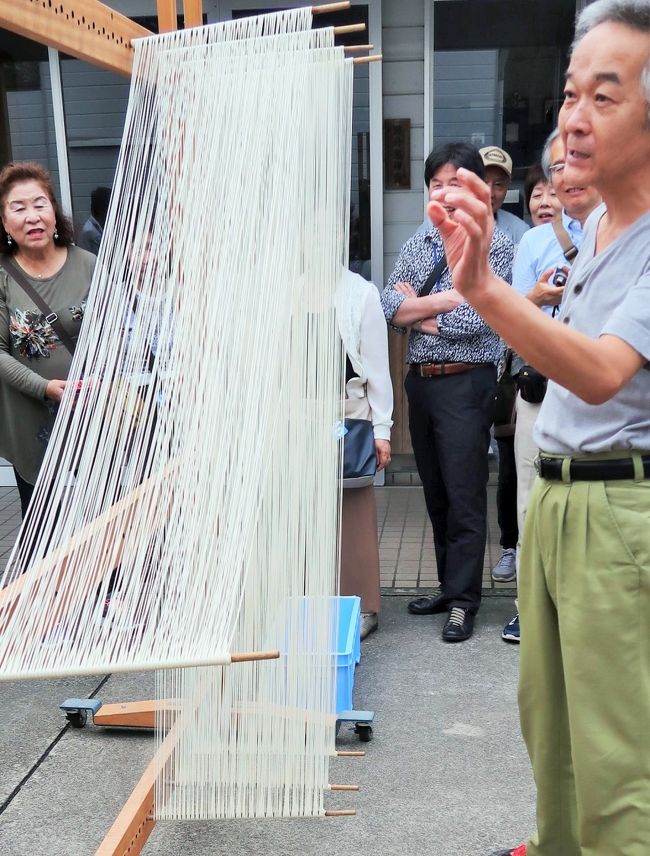 手延べ麺ができるまで<br />開始 作兵衛の手延べ麺は朝の３時から作り始めます。まだ外も真っ暗な中、各工程の熟成や干しの作業にじっくり時間をかけるために、この時間から開始する事が重要なのです。 <br />ねり～麺圧<br /> 熟練した職人が、厳選小麦・塩・水を合わせて硬さを調整します。 天候や気温によって品質が変わってしまうため、毎日職人が塩加減を調整し、食材を混ぜ合わせています。&quot;ねり&quot;時間は３０分。それ以上だと麺が熱を持ち、それ以下だと塩水がまんべんなく行き渡らず、熟成が遅くなります。もちもちの耳たぶくらいの硬さになるまで、職人が何度もチェックをしています。 丁度いい硬さになれば麺を麺圧機に入れ、ゆっくりと麺を圧縮していきます。麺圧機とは「足踏み」の工程です。これを人手で行うと一定の「コシ」が保たれず、作兵衛本来の味がおちる可能性がある為機械を使用しております。また、機械を使うことで衛生上の問題も心配ありません。 <br />イタギ～油がえし<br /> 麺圧機から出てきたものをロールの中にかませ、一本の麺の帯を作ります。そして休ませながら２枚に合わせて、再びロールの中にかませます。この作業を数回繰り返すことにより、煮くずれしにくい麺になるのです。この作業を繰り返すと麺が固くなると思われがちですが、この工程によりもっちりとしたソフト感が生まれてくるのです。そして麺を丸い麺帯にし、イタギ麺合わせの終了です。 <br />中より～こより <br />イタギで出来上がった麺を１時間程休ませ、自動巻機で麺をねじりながら麺圧をかけ、麺線を細くします。この時に出てきた麺がくっつかないように油を塗っていきます。 <br />かけば～熟成～こびき～伸ばし <br />こよりをした麺を休ませ、熟成の後、ワラをなうように２本の棒に８の字になるようにかけ、ねじりながらさらに細くします。ねじりながら延ばし、ひねりながら延ばす事で麺がどんどん強くなります。この工程が終わると更に麺を熟成させます。 <br />はたづけ <br />お昼頃、ようやく旗に麺をかけていきます。 麺を強引に延ばすと、麺が切れたり、食べた時に舌触りが悪くなってしまうので、職人が延び具合を確認しながら慎重に延ばしの作業を行います。 <br />はし入れ <br />はしを入れ、麺と麺がくっついていないかを確認します。 機械ではできない細かい作業になりますが、この作業には職人の手延べに対する想いがつまっているのです。 <br />天日干し <br />瀬戸内海からの冷たい潮風とさんさんと降り注ぐ太陽の光を浴びながら麺を干します。この時、職人が除湿機や扇風機で微々たる麺の乾き具合を調整します。時間をかけ、ゆっくり乾かした麺は、表面がきめ細やかになり、一層すべりのいい喉ごしに。 小豆島は比較的雨が少ないため、日干しには最適の土地なのです。 <br />裁断・結束～袋詰め～箱詰め<br /> じっくり天日干しした麺を取り込み、仕上げ乾燥の後、いよいよ切りの作業に突入です。 手延べ特有の端がすそ広がりになっている部分を「ばち麺」といい、作兵衛の素麺はばち麺を除き、中央の太さが均等なものだけを出しています。<br />（http://sakube.co.jp/user_data/process.php　より引用）<br /><br />乾めん類については日本農林規格（ＪＡＳ規格）によって基準が設けられている。<br />■きしめん 幅４．５ｍｍ以上　　厚さ２．０ｍｍ未満 <br />■うどん 長径１．７ｍｍ以上　短径１．０ｍｍから３．８ｍｍ <br />■ひやむぎ 長径１．３ｍｍから１．７ｍｍ　短径１．０ｍｍから１．７ｍｍ <br />■そうめん 長径・短径　１．３ｍｍ未満<br />手延製法のめん類については、太さや細さだけではなく、人の手作業である手延べ工程を経たものでなければ「手延べ」の記載をすることはできない。「『手延』という表示ができるのは、必ず手作業による工程を経たものにのみ許されているものです。　（http://www.mynewsjapan.com/reports/652　より引用）<br /><br />小豆島ふるさと村　については・・<br />http://www.shodoshima.jp/<br />