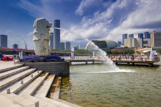 シンガポール一人旅<br /><br />シンガポール共和国、通称シンガポールは、東南アジアの主権都市国家かつ島国である。マレー半島南端、赤道の137km北に位置する。同国の領土は、菱型の本島であるシンガポール島及び60以上の著しく小規模な島々から構成される。