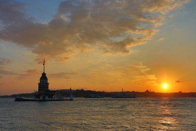 現在海外安全情報で渡航注意の出ているトルコ。15年ほど前に仕事で行き、1日だけ時間がありイスタンブール観光をしたのですが、あまりの寒さに途中で断念。その時から、また、行かなきゃと思いつつ、やっと念願叶いました。今回のメンバーは、居住地香港から、僕と香港人の友人。日本から、日本人の友人2人の4人。日本からの友人とは、パムッカレで合流です。ほとんど日本人観光客には会わず、中国の国慶節の休みが重なってか大陸人のパワーに圧倒されまくりの旅でした。