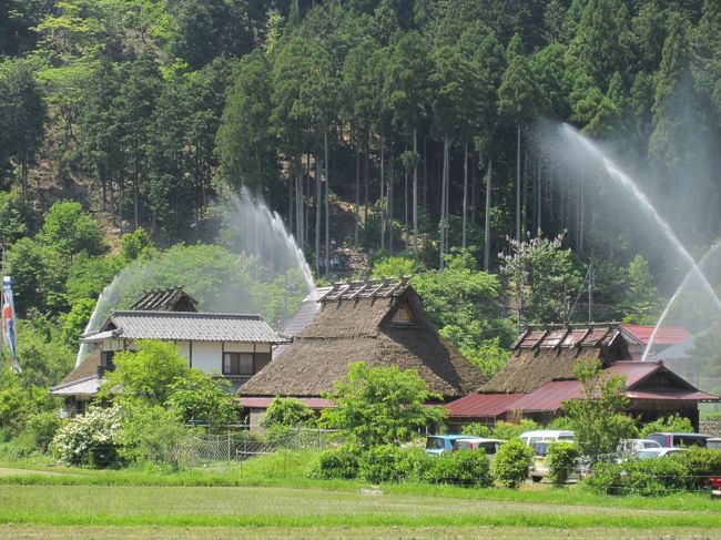 京都府南丹市美山町にある、美山かやぶきの里で春と秋に、全戸に設置してある放水銃点検のため、一斉放水が行われます。素朴で懐かしい感じがしました。これぞ日本の原風景です。かやぶき民家は生活されている住宅です。見学させていただきありがたいです。